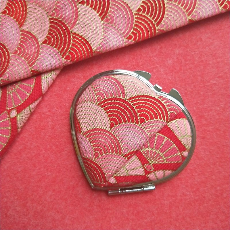 Gradient wave mosaic Japanese-style heart-shaped mirror gift [HOPOTOTO] - อุปกรณ์แต่งหน้า/กระจก/หวี - ผ้าฝ้าย/ผ้าลินิน สีแดง