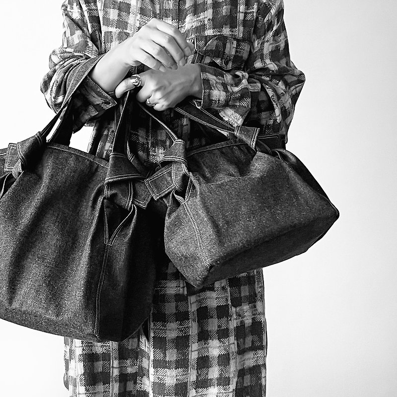 Black Denim Square Tote Bag Small - กระเป๋าถือ - ผ้าฝ้าย/ผ้าลินิน สีดำ
