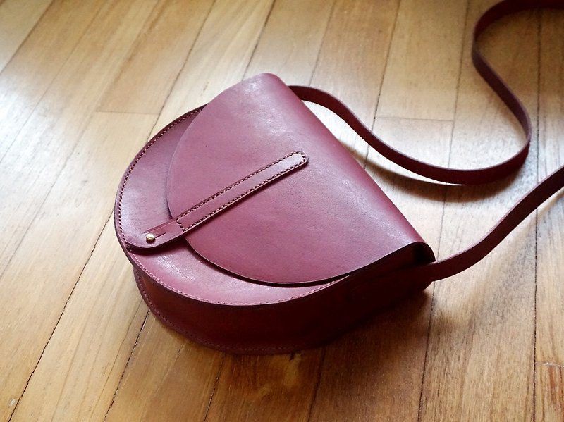 Red Leather Half Moon Saddle Bag - Minimalist / Half round bag - กระเป๋าแมสเซนเจอร์ - หนังแท้ สีแดง