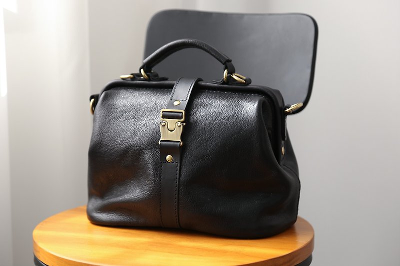 [Customer version] Large soft leather doctor bag pure handmade retro portable gold bag leather messenger bag black - กระเป๋าเอกสาร - หนังแท้ สีดำ