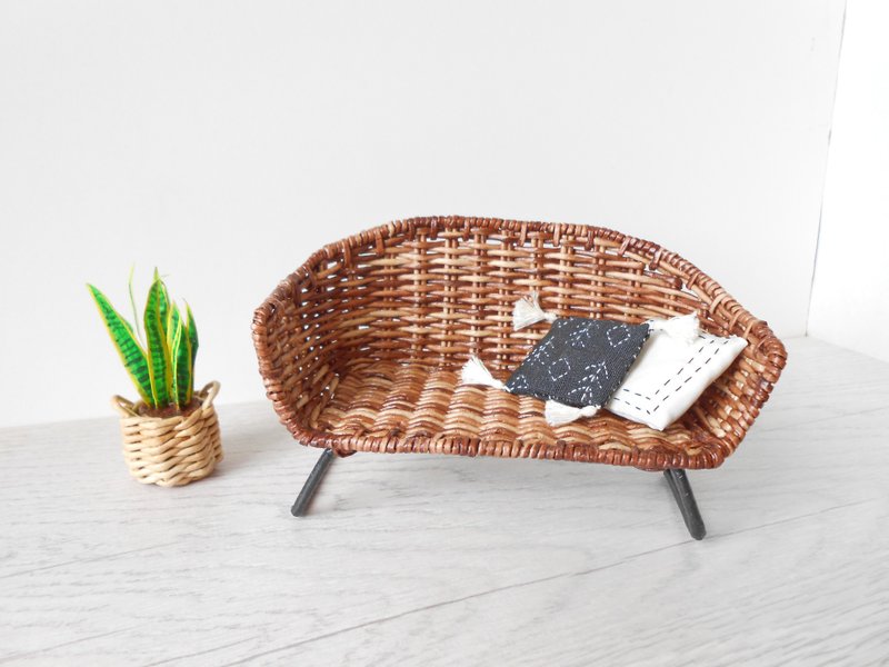 1:12 miniature wicker sofa. Dollhouse furniture - ตุ๊กตา - กระดาษ 