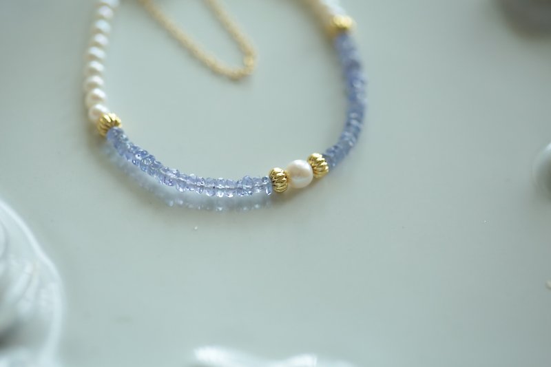 Half and Half Series│Natural Pearl Stone Bracelet Magnetic Clasp - สร้อยข้อมือ - คริสตัล สีน้ำเงิน