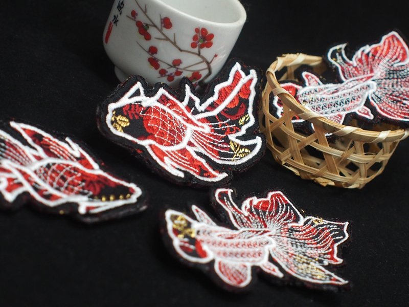 Nishijin-ori Goldfish Brooch Black and Red Flower - เข็มกลัด - วัสดุอื่นๆ 