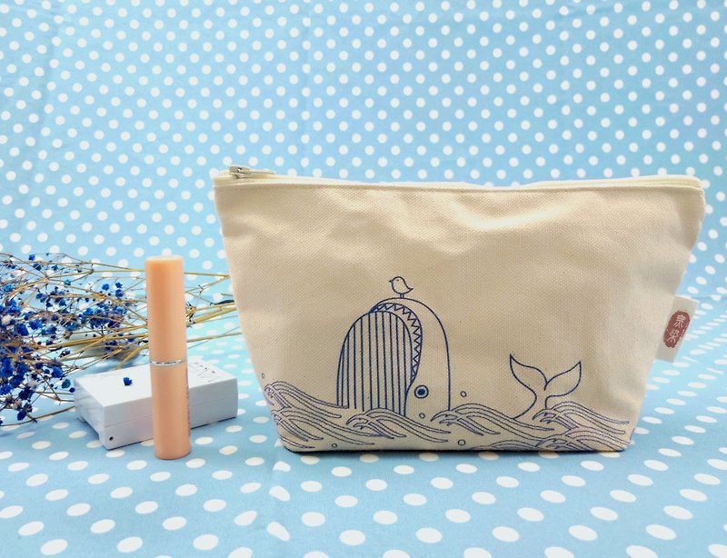 Universal bag hand-painted style-playful blue whale - กระเป๋าเครื่องสำอาง - ผ้าฝ้าย/ผ้าลินิน 