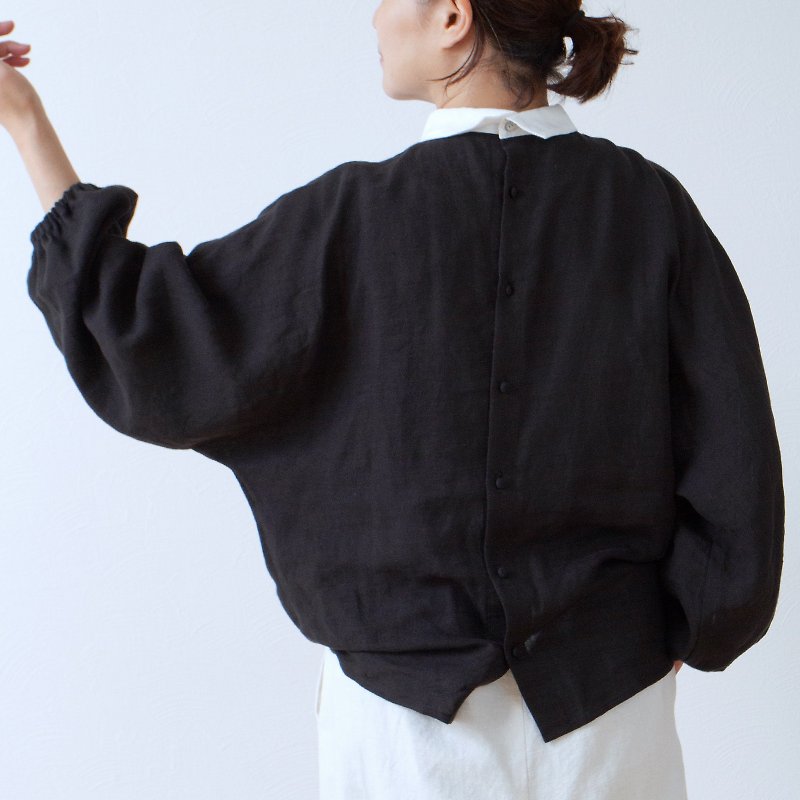 Cleric Collar is classy and mature cute back walnut button Volume sleeves French Linen blouse 3/4 sleeves / Black Cleric - Women's Shirts - Cotton & Hemp Black