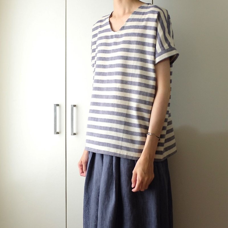Daily hand-made clothes vintage blue small v daily short blouse hemp cotton - เสื้อผู้หญิง - ผ้าฝ้าย/ผ้าลินิน สีน้ำเงิน
