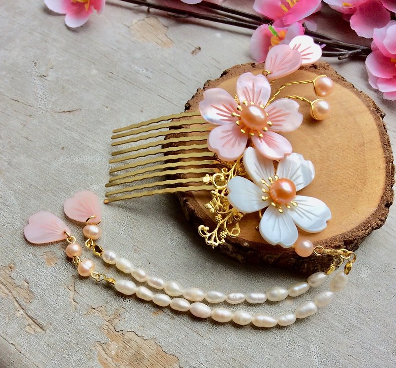 Meow Handmade~Chinese style antique shell cherry blossom hair comb (double flower/white+pink) - Hair Accessories - Other Materials Pink