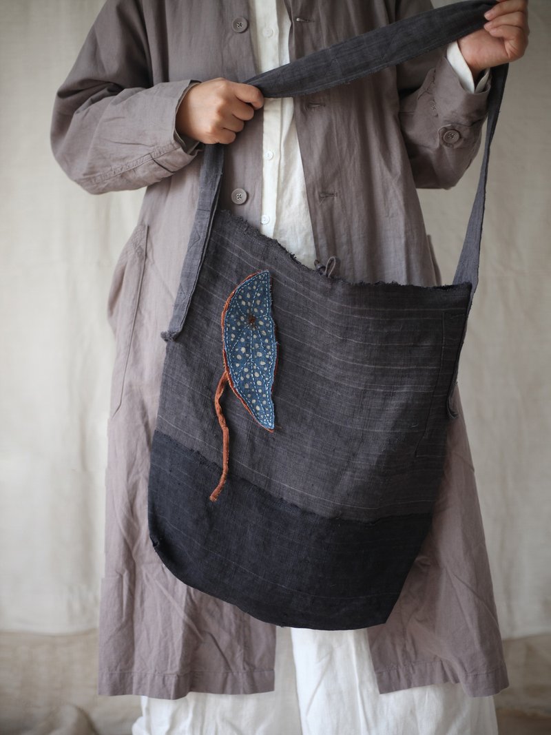 植物染灰紫色手織苧麻布拼布包斜挎單肩包文藝大容量輕便斜背包 - 側背包/斜背包 - 棉．麻 灰色