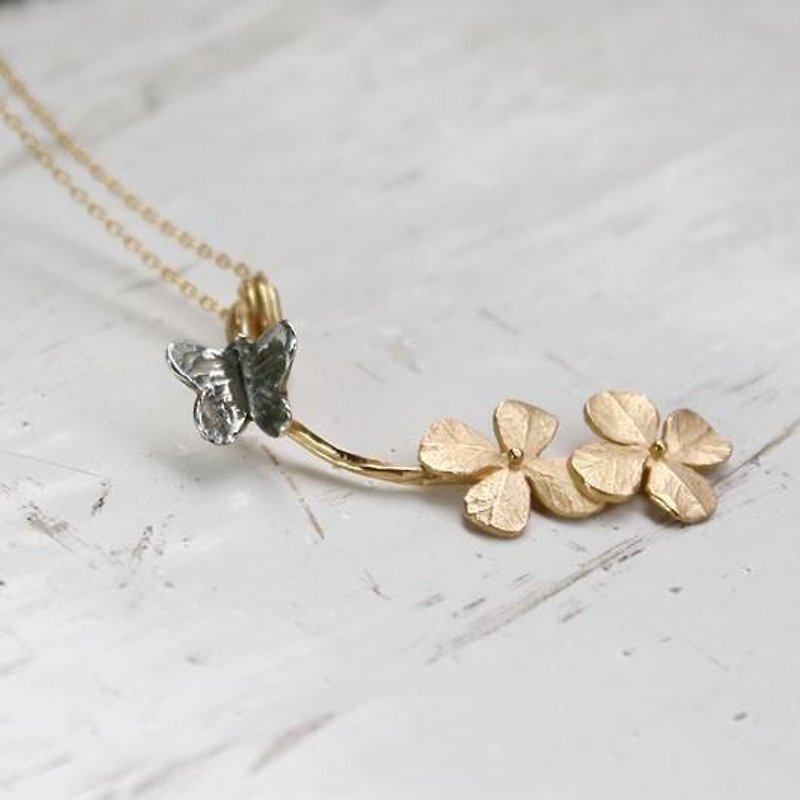 Clover and butterfly necklace K14GF chain - สร้อยคอ - โลหะ สีทอง