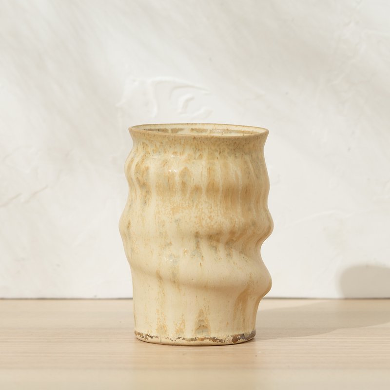 Vase . Twisted Flower Vessel - Handmade pottery - เซรามิก - ดินเผา ขาว