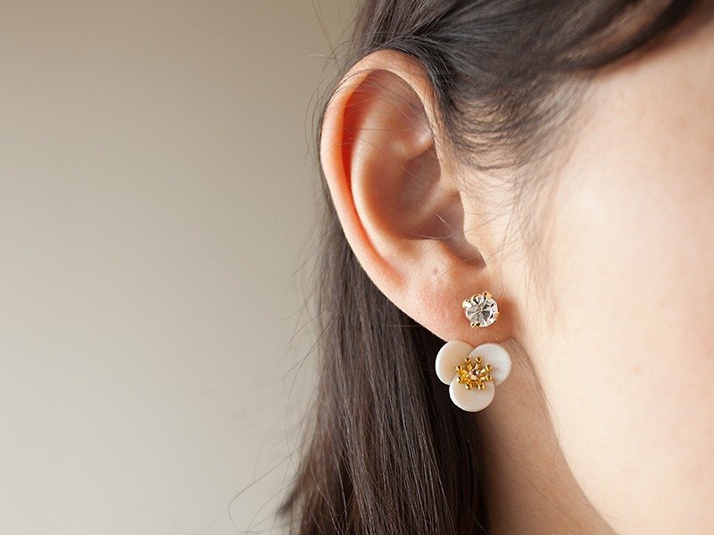 Bijou and flower backcatch earrings / earrings (pearl) - Earrings & Clip-ons - Glass White