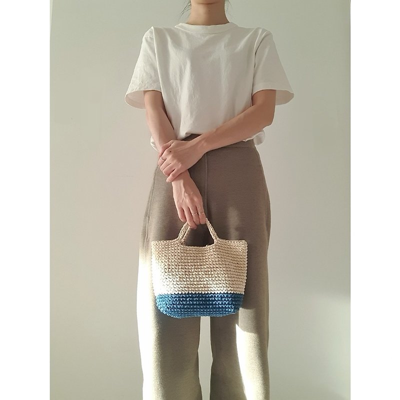 cotton yarn crochet handbag / bag in bag / pouch - creme / blue - กระเป๋าถือ - ผ้าฝ้าย/ผ้าลินิน สีน้ำเงิน