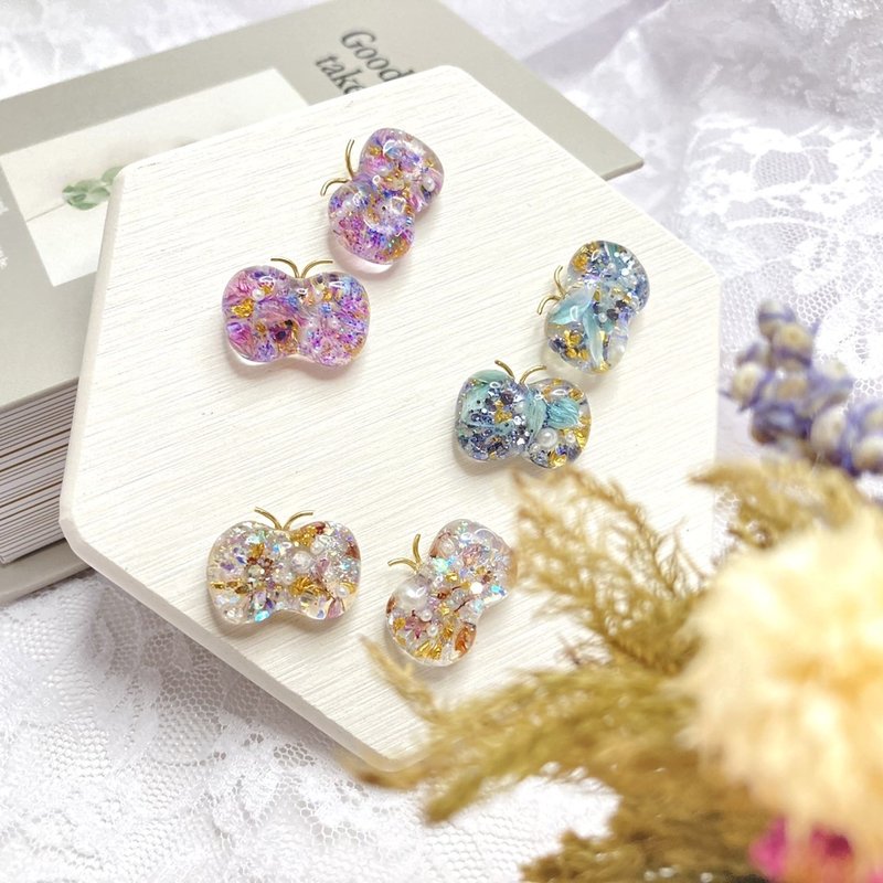 きらきら バタフライ ピアス イヤリング パープル ホワイト ブルー 蝶 ちょうちょ レジン ラメ ドライフラワー かわいい キュート 小ぶり - 耳環/耳夾/耳骨夾 - 樹脂 紫色