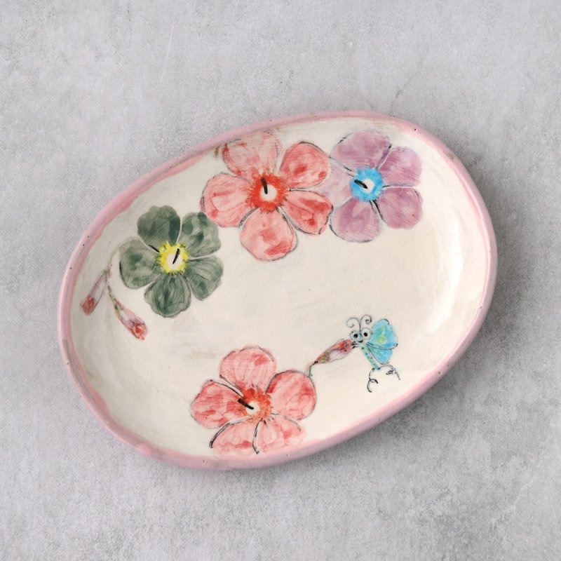Hand-painted Oval Plate with Floral and Butterfly Motifs - จานและถาด - ดินเผา สึชมพู