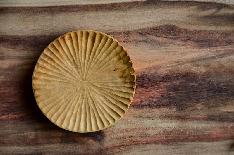 手彫りの菊料理 - （手作りの手彫りの木の板） - 小皿 - 木製 ブラウン