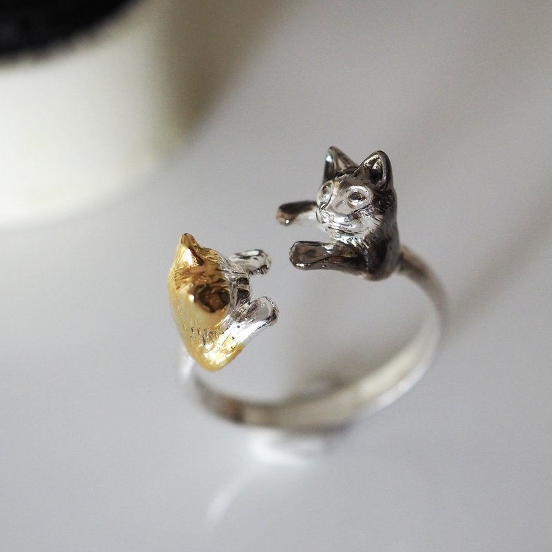 Two cats facing each other (a sleeping brown and white cat and a brown-and-white cat tilting its head) - General Rings - Sterling Silver Silver