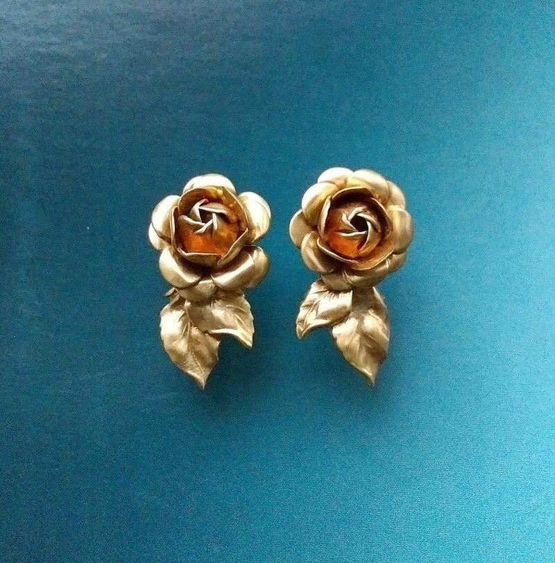 【西洋古董飾品 】立體玫瑰花 花卉 金屬鍍金 栓式耳環 - 耳環/耳夾/耳骨夾 - 其他材質 金色