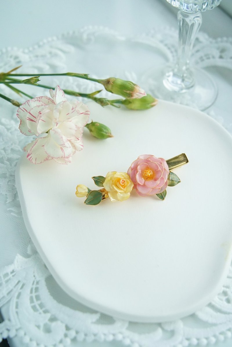 Pink Camellia x Yellow Rose - duckbill hairpin handmade resin jewelry - เครื่องประดับผม - เรซิน หลากหลายสี