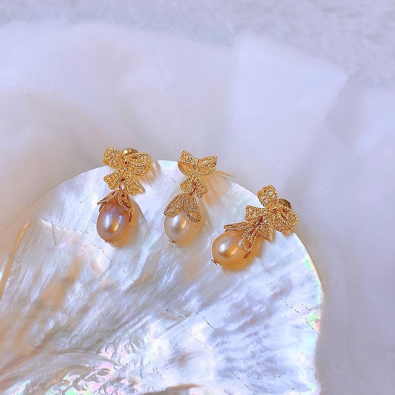 天然淡水珍珠鏤空蕾絲蝴蝶結耳釘 | 925銀針 | 耳夾 - 耳環/耳夾 - 珍珠 金色