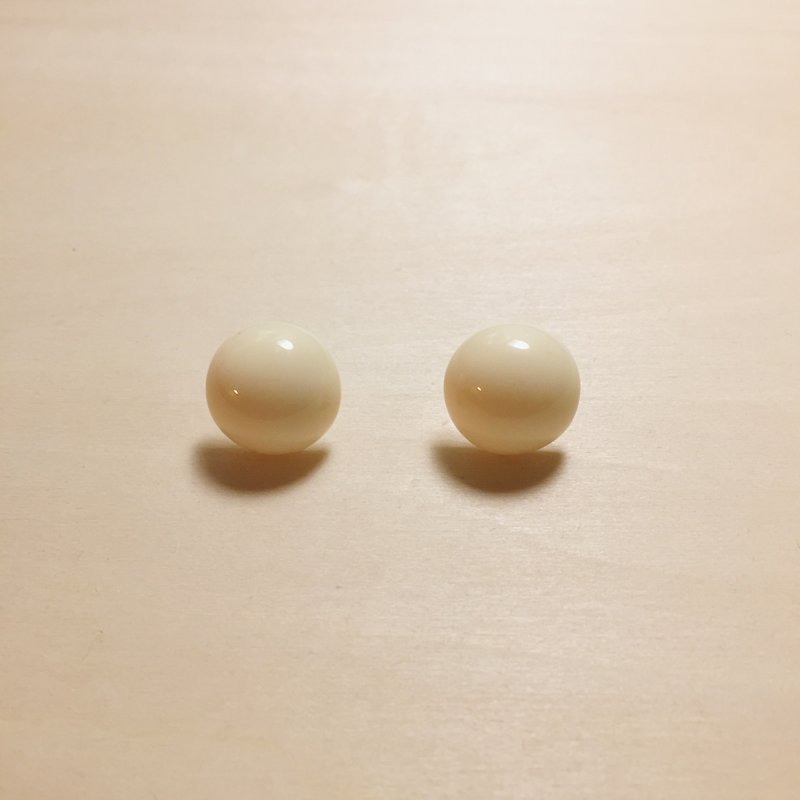 Vintage beige 16mm ball earrings - ต่างหู - เรซิน ขาว