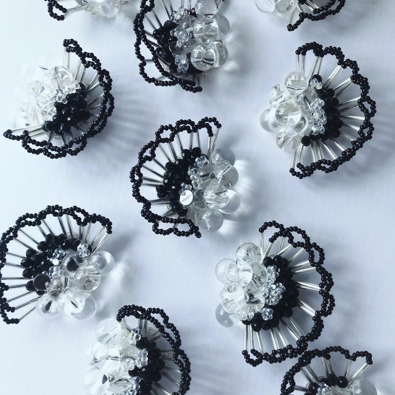 71004 *** miwaku　——　Frill bead earrings ___ black*silver - ต่างหู - แก้ว สีดำ