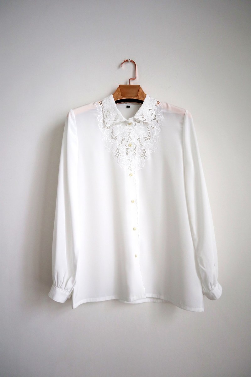 Pumpkin Vintage. Vintage carved chiffon white shirt - เสื้อเชิ้ตผู้หญิง - เส้นใยสังเคราะห์ ขาว