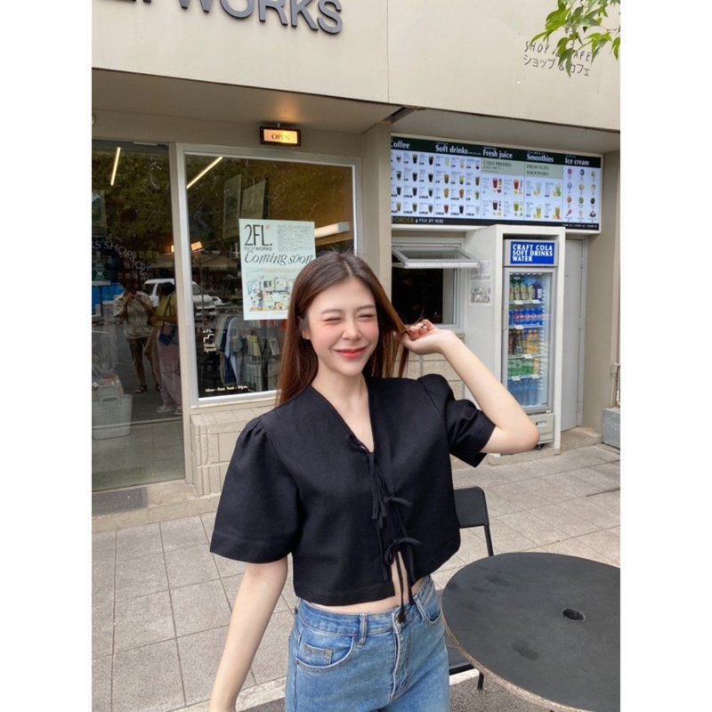Crop top with laces at the front. Minimalist style for summer. - 女上衣/長袖上衣 - 棉．麻 多色