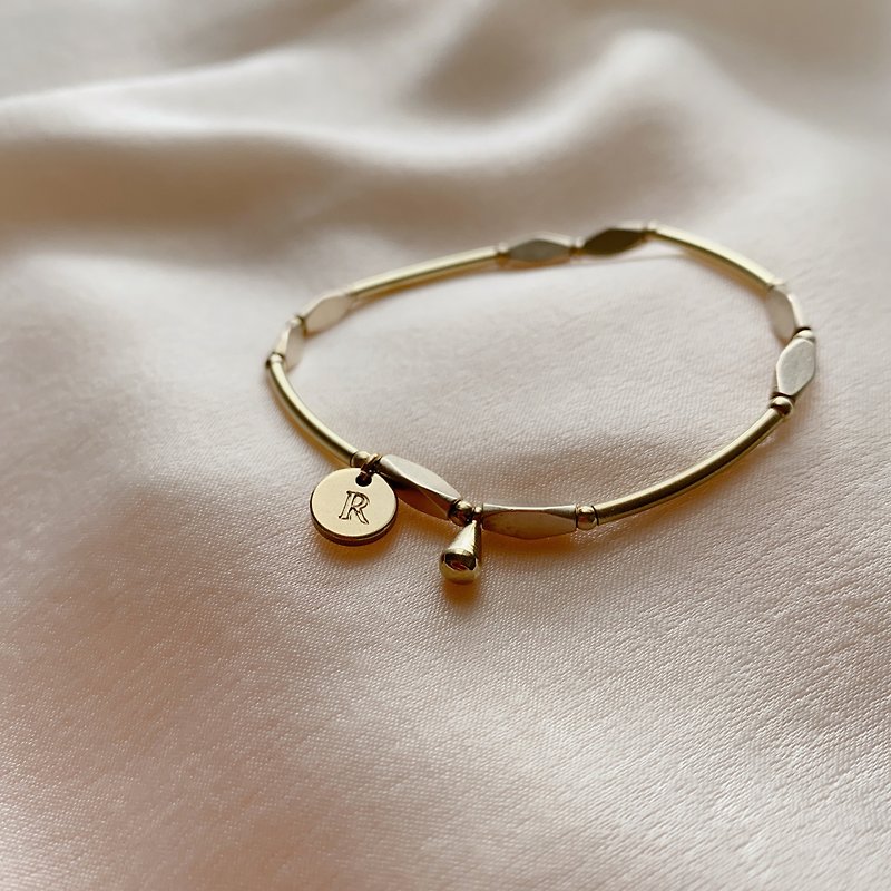 Mark-Letter brass bracelet (1 letter Only) - สร้อยข้อมือ - ทองแดงทองเหลือง สีทอง