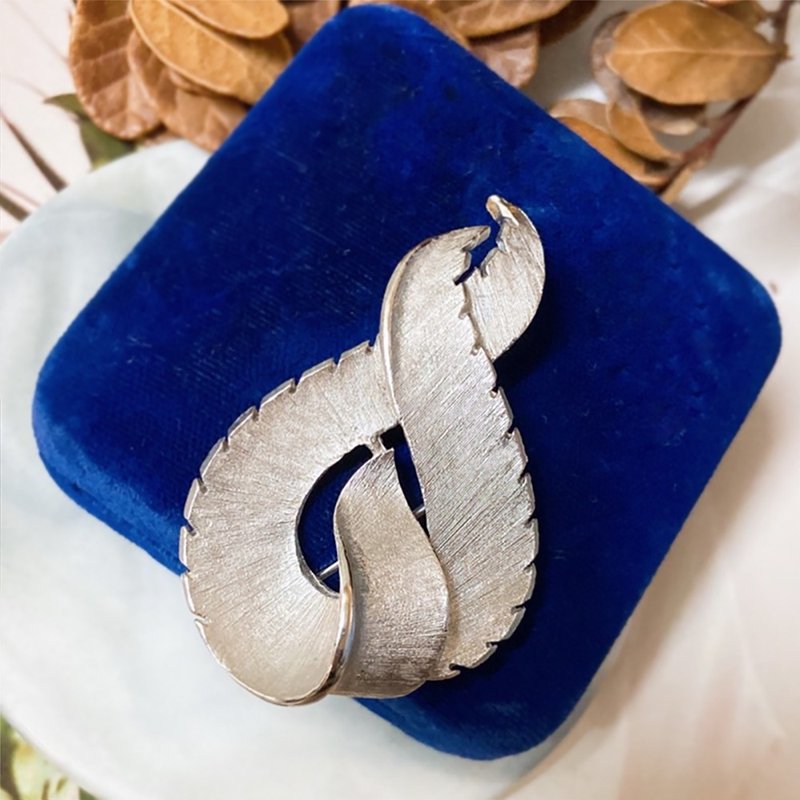【西洋古董飾品】 銀色羽翼 掐絲細紋 曲線轉折 毛邊 胸章 胸針 - 胸針 - 貴金屬 銀色