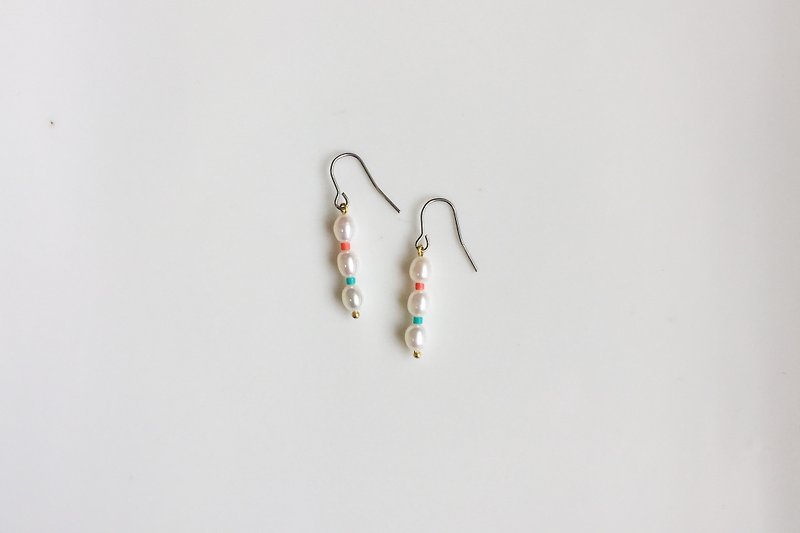 Scorpion girl pearl earrings - ต่างหู - แก้ว หลากหลายสี