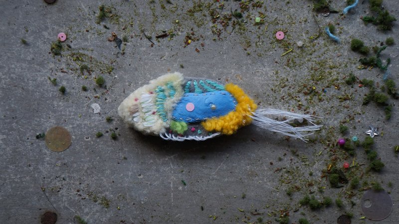 小雨林 刺繡毛線繭 - 胸針 - 繡線 