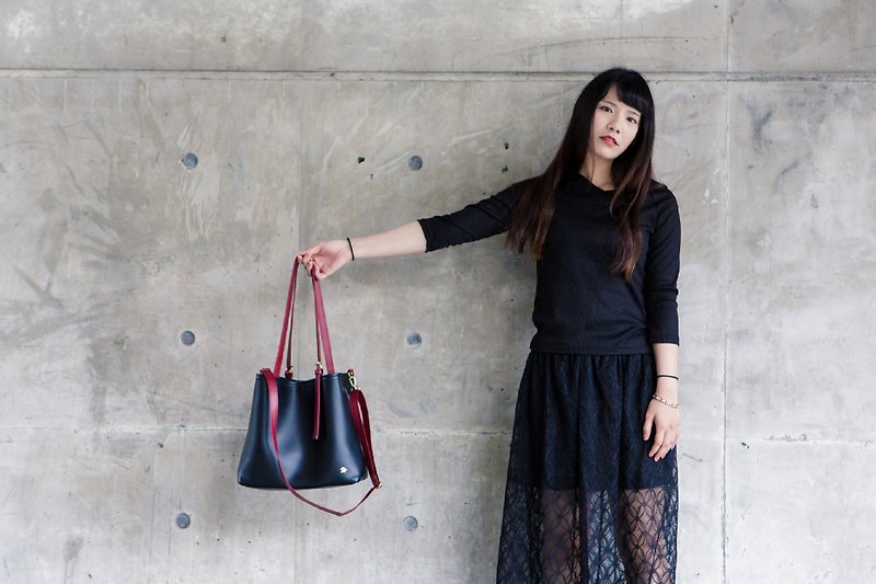 Taiwan Original / CLM Vegan Leather / Classic Tote Bag - Black Red - กระเป๋าแมสเซนเจอร์ - น้ำยาง สีดำ