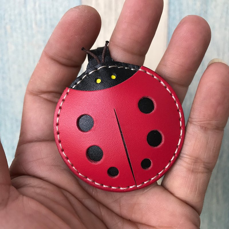 Red cute ladybug handmade sewn leather charm small size - ที่ห้อยกุญแจ - หนังแท้ สีแดง