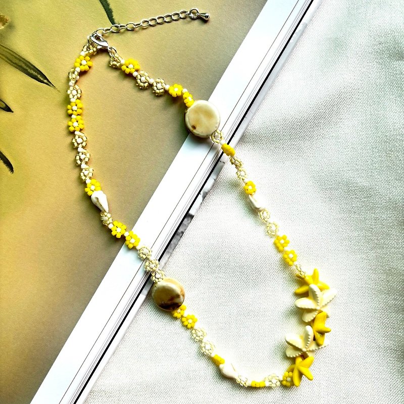 zi2.rennt beads | Yellow Stars | clavicle beaded necklace handmade necklace - สร้อยคอ - แก้ว หลากหลายสี