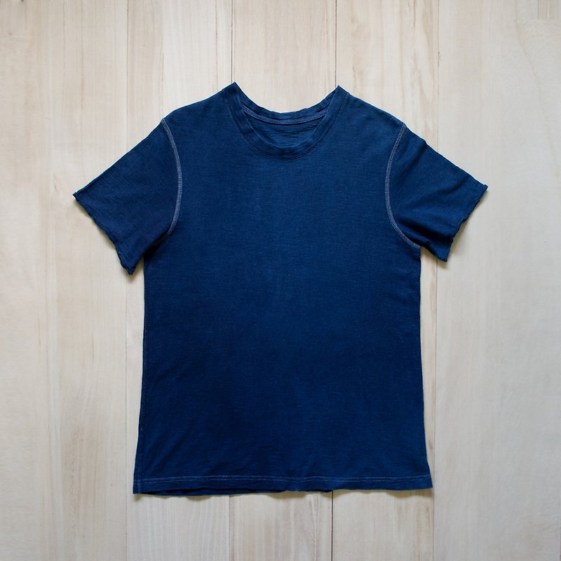 Er are "INDIGO vegetable dyes plain T-shirt." - เสื้อยืดผู้ชาย - ผ้าฝ้าย/ผ้าลินิน สีน้ำเงิน