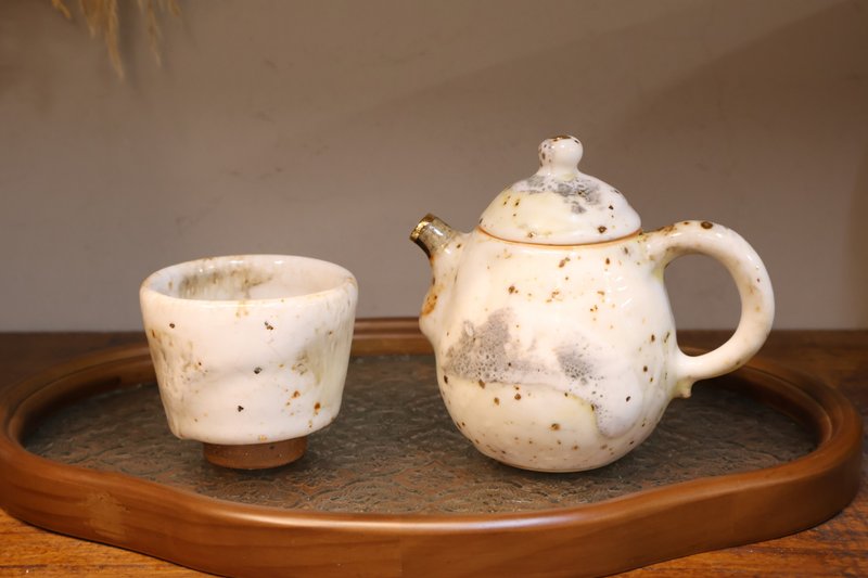 余華宇老師新作-白瓷鼠志野鎏金壺-容量約200ml - 茶壺/茶杯/茶具 - 瓷 