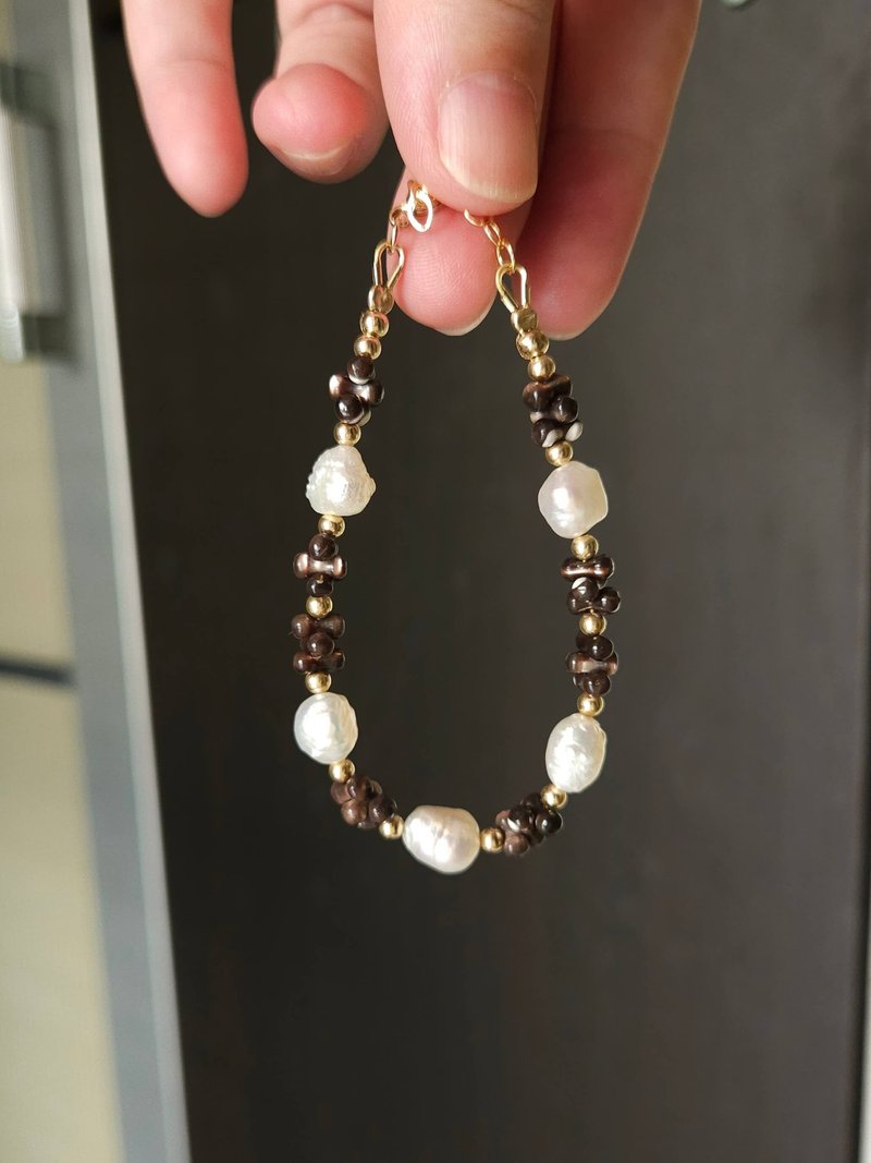 Peninsula Moonlight Brown Shell Pearl Bracelet 14kgf|Texture|Elegance|Commuting|Daily Wear - สร้อยข้อมือ - ไข่มุก หลากหลายสี