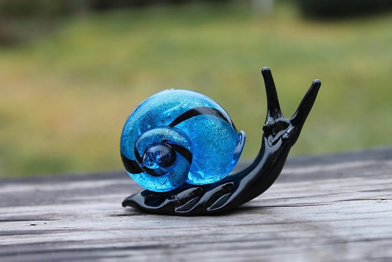 魅力的なガラスのナメクジ ミニ像 - 風変わりさと魅力の楽しいシンボル - 陶芸/ガラス - ガラス ブルー