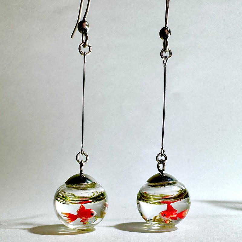 Glass goldfish ball earrings, red and white, pendulum - Earrings & Clip-ons - Glass 