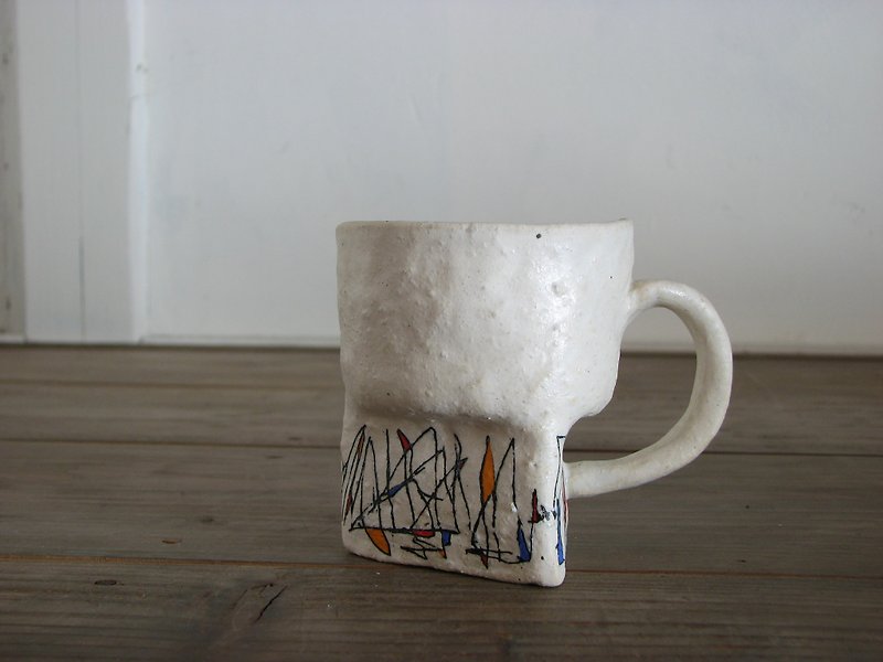 Cup scratch a circle and triangle and square - Mugs - Pottery White