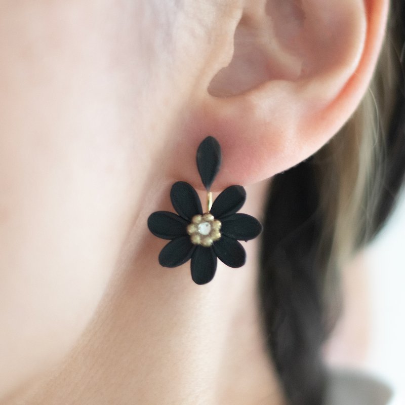 Flower lover fortune telling earrings/non-pierced/black daisy - Earrings & Clip-ons - Clay Black