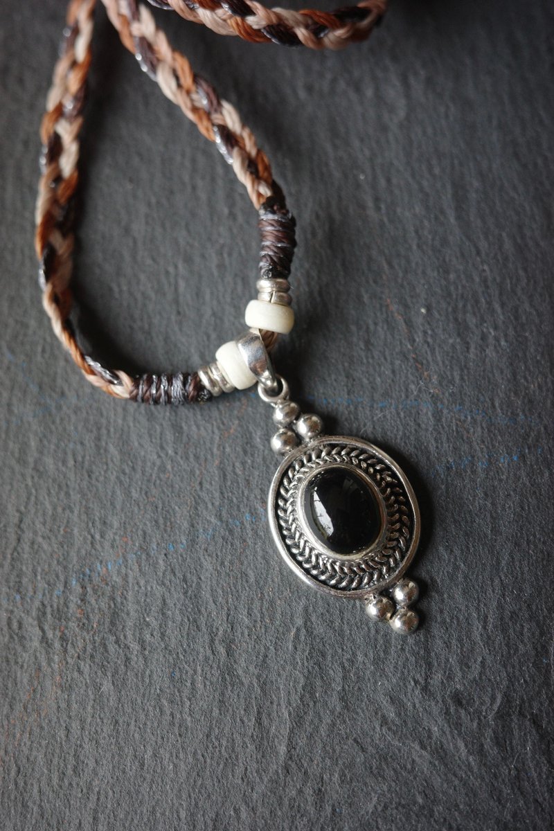 夜幕之境—純銀鑲黑瑪瑙墜寬蠟繩編項鍊 - 項鍊 - 半寶石 