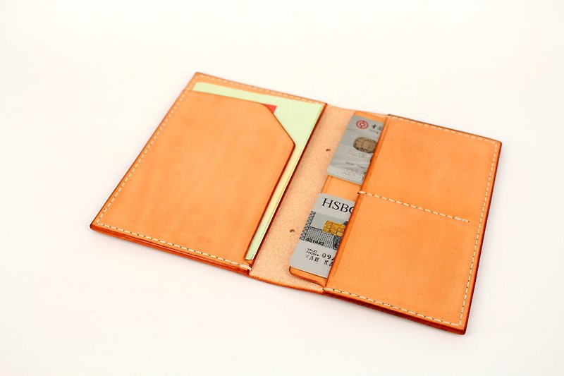 MOOS Italian natural color vegetable tanned cow leather passport holster - กระเป๋าสตางค์ - หนังแท้ สีทอง