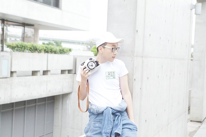 Moo people love to be the sun that shines on oneself Embroidery white T Chinese characters - Men's T-Shirts & Tops - Paper White