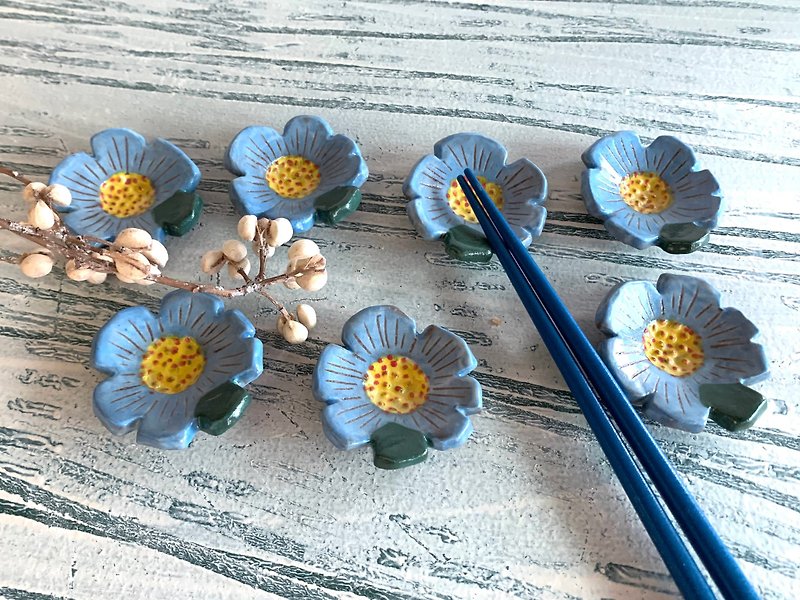 Striped light blue flower-shaped chopstick rest (remanufactured after sold out)_pottery chopstick rest - Chopsticks - Pottery Blue