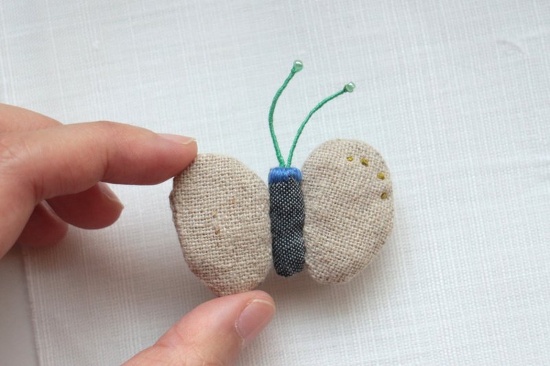 小蝴蝶 刺繡胸針別針 / 58 - 徽章/別針 - 繡線 卡其色