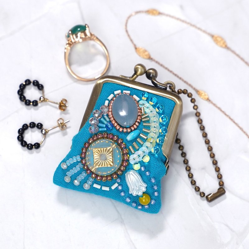 バッグチャームにも、小さな小さなビーズ刺繍のがま口　33　ブルー　プレゼント　アクセサリーケース　ビビッド - 吊飾/掛飾 - 棉．麻 藍色