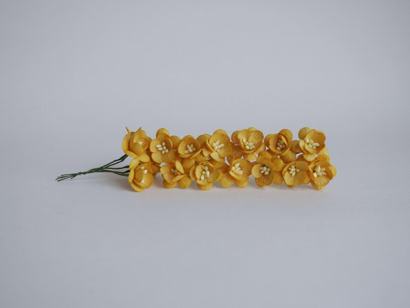 Paper flower, 50 pieces, size 2.5 cm. Cherry blossom Sakura, brown yellow color. - 其他 - 紙 白色