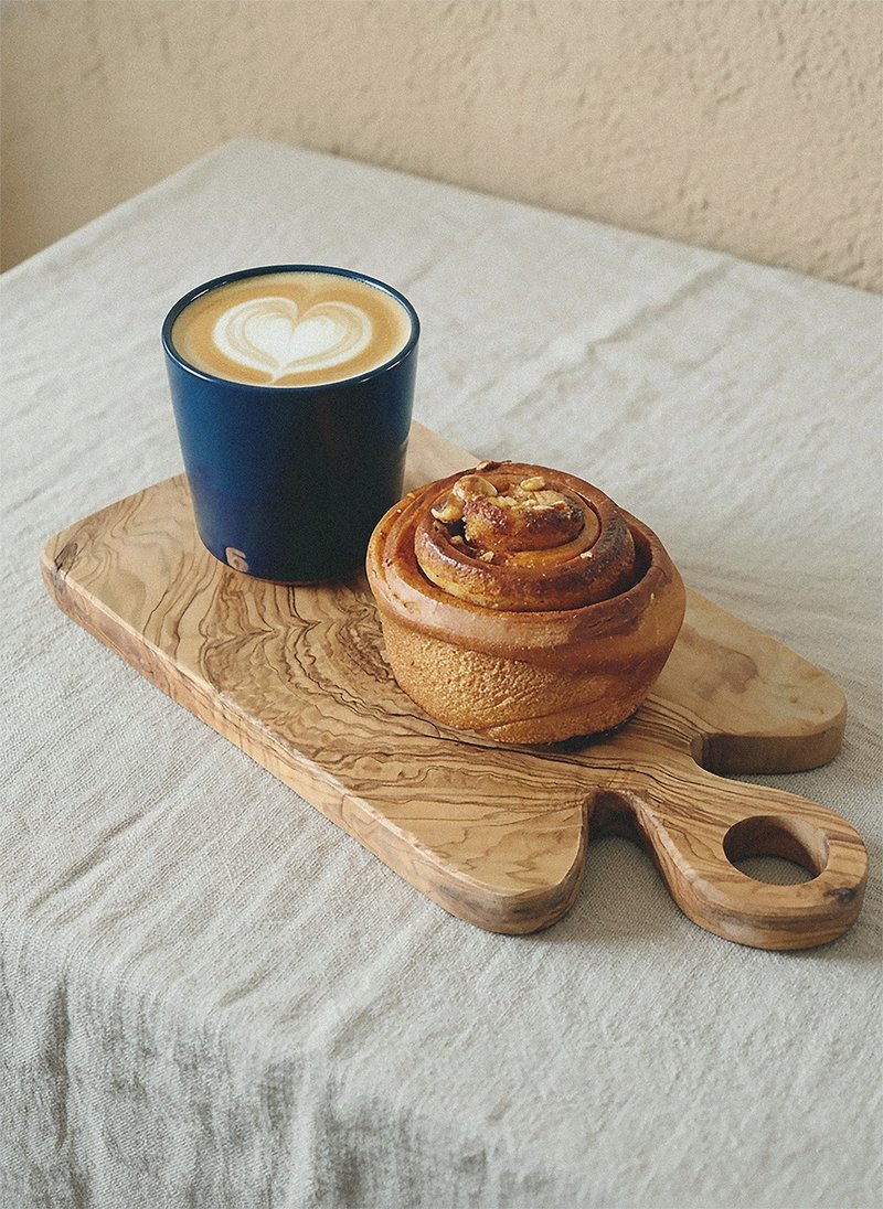 橄欖木起司砧板 帶手柄木製麵包板 冬季餐桌・聖誕派對分享盤 - 托盤/砧板 - 木頭 