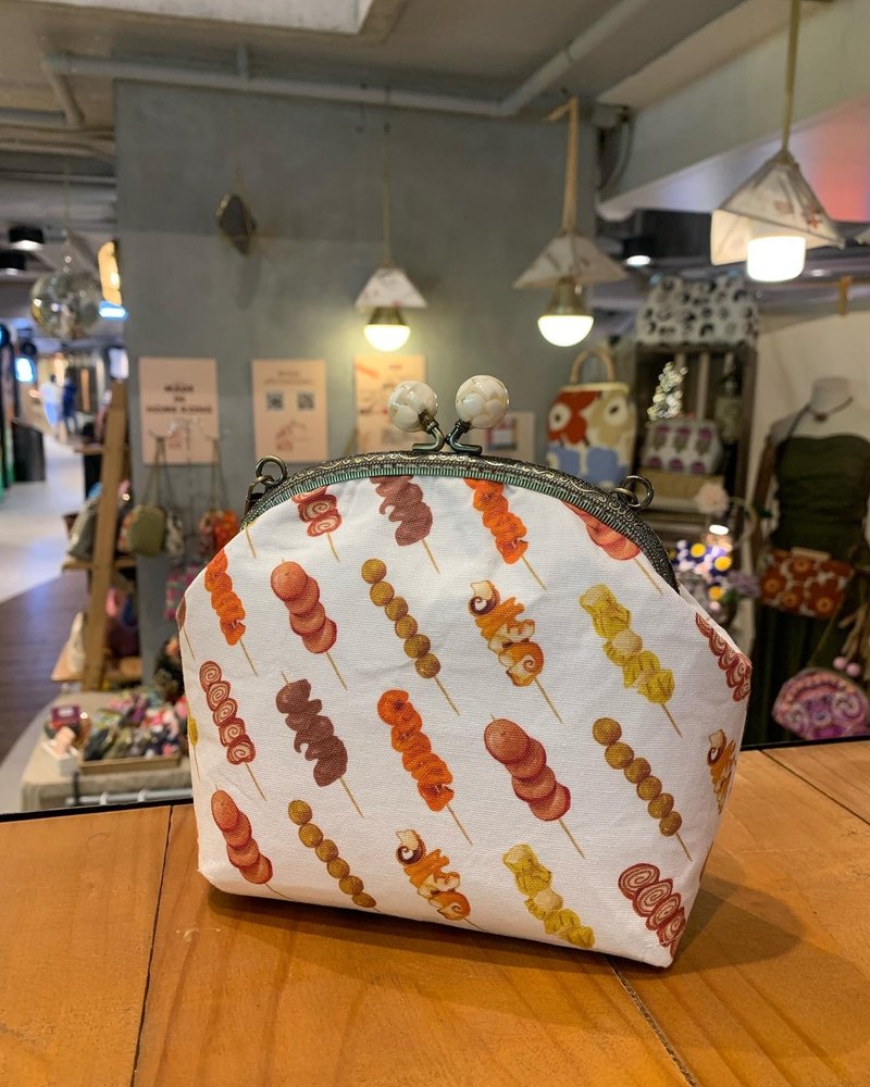 MBC Handmade Hong Kong Series: Pig Intestine Siu Mai Fish Ball 16cm Frame Clasp Bag - กระเป๋าแมสเซนเจอร์ - ผ้าฝ้าย/ผ้าลินิน ขาว